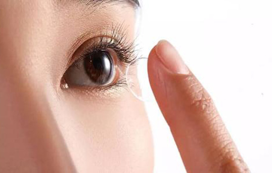 烫头发可以戴隐形眼镜吗