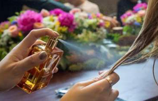 头发烫卷了很蓬很炸怎么办