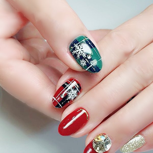 圆形红色绿色雪花钻圣诞美甲图片美甲款式