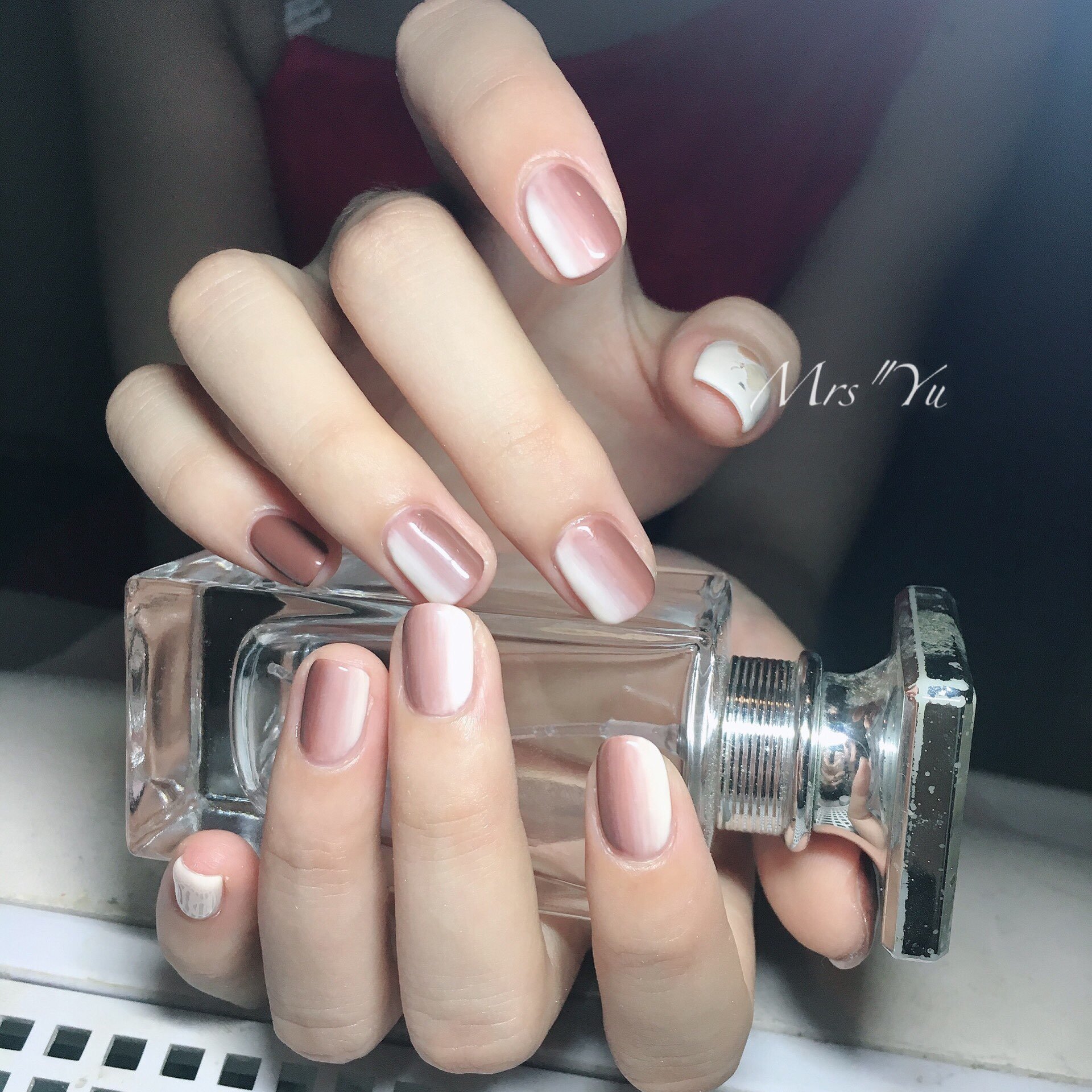 方圆形裸色白色竖形渐变简约美甲图片美甲款式