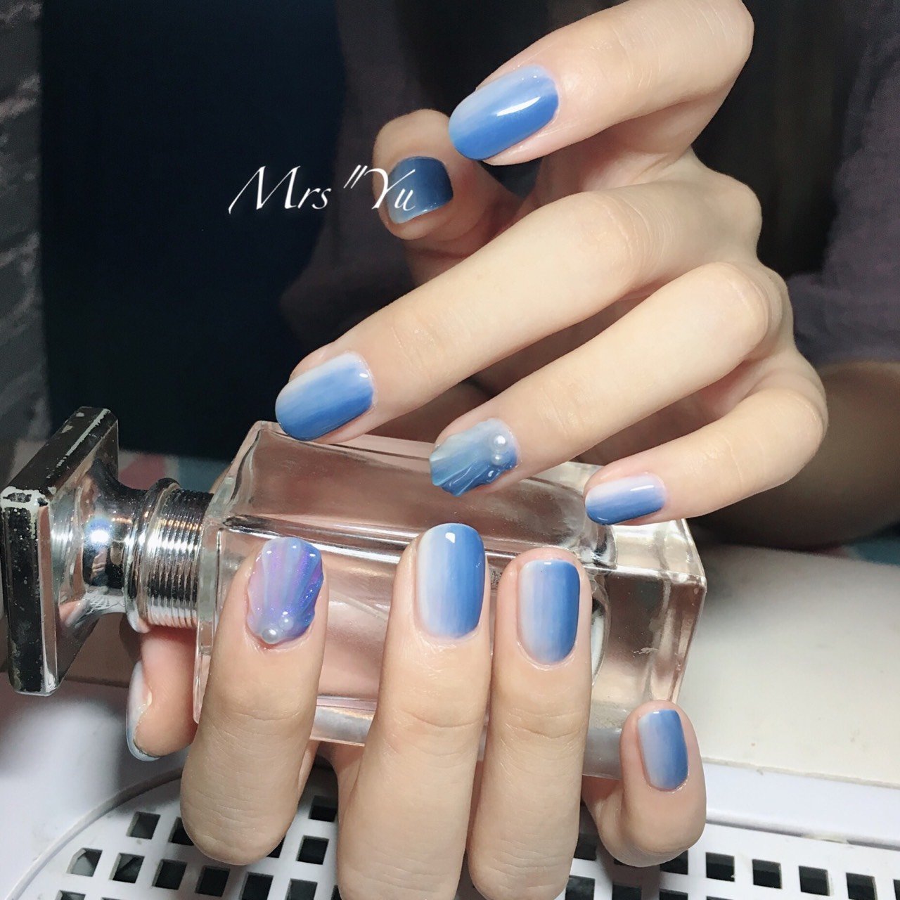 渐变蓝色白色方圆形夏天贝壳竖形渐变贝壳美甲图片美甲款式