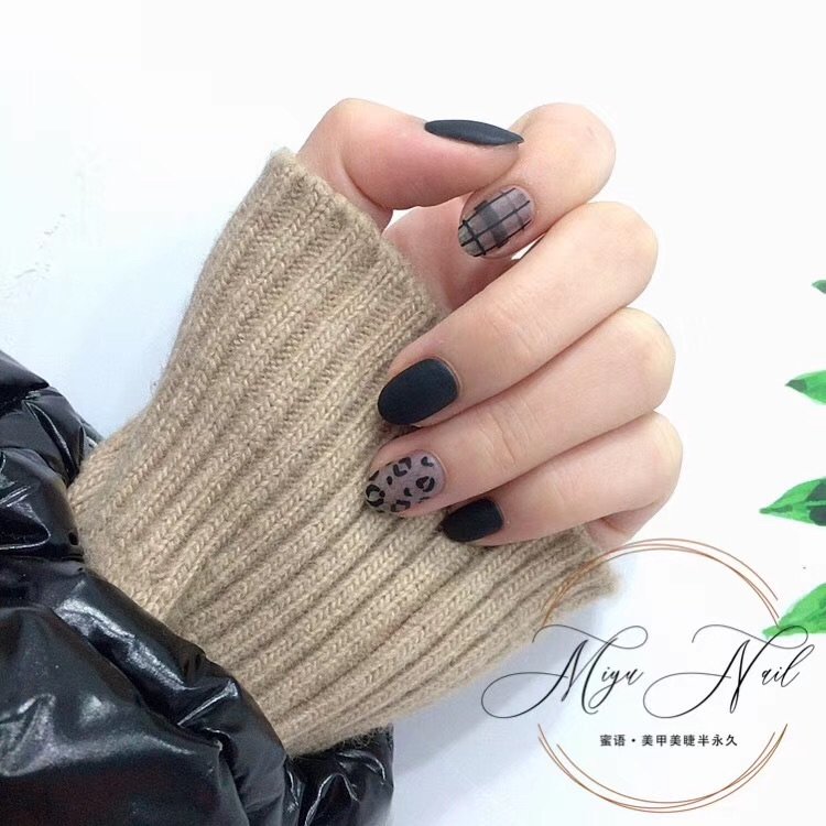 格纹皮草胶圆形黑色手绘豹纹磨砂美甲图片美甲款式