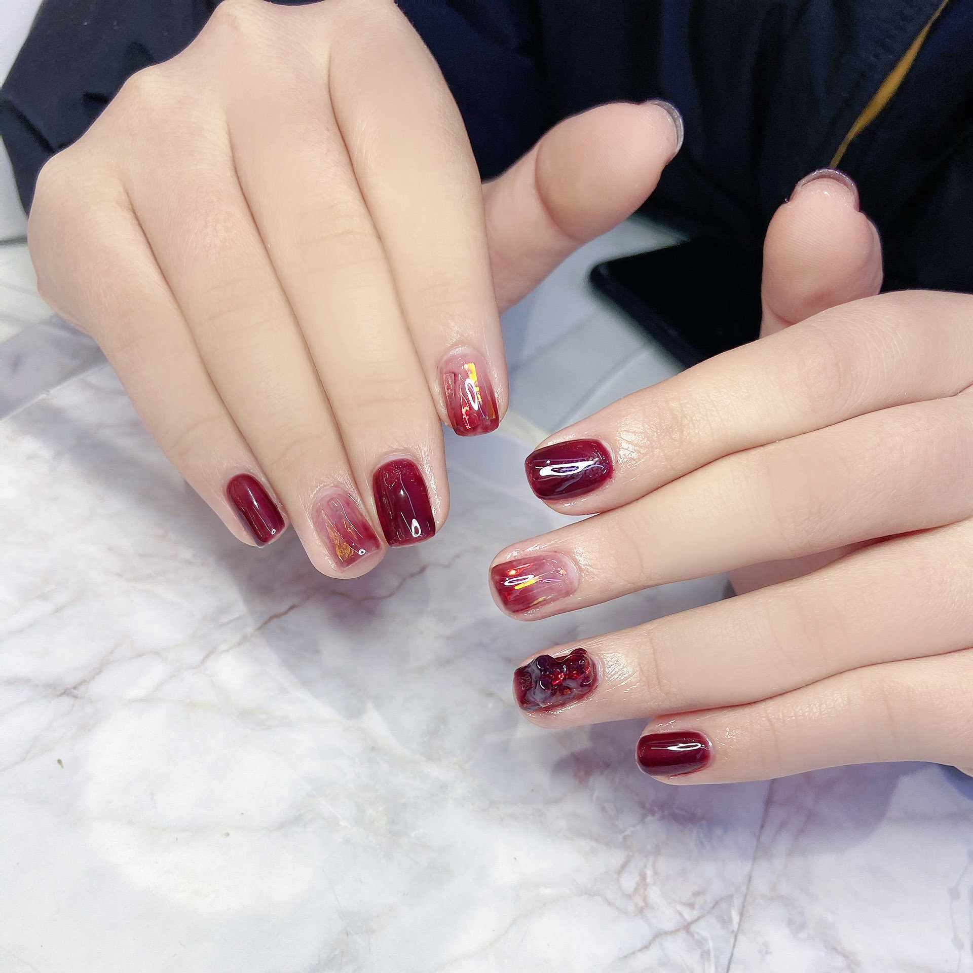 酒红色方圆形短指甲简约渐变玻璃纸小熊美甲图片美甲款式