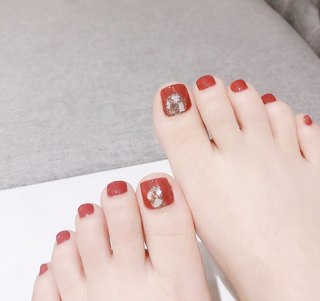 红色指甲图片2025 红色显白美甲图片美甲款式