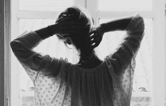 网恋女生不主动联系但回复